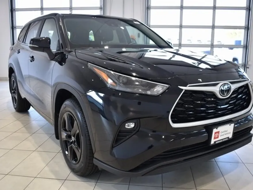 2024 Toyota Highlander LE photo 1
