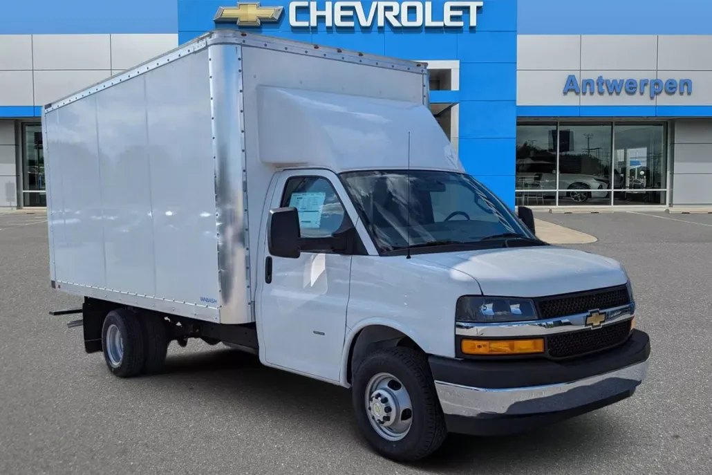 2023 Chevrolet Express Cutaway 3500 photo 1