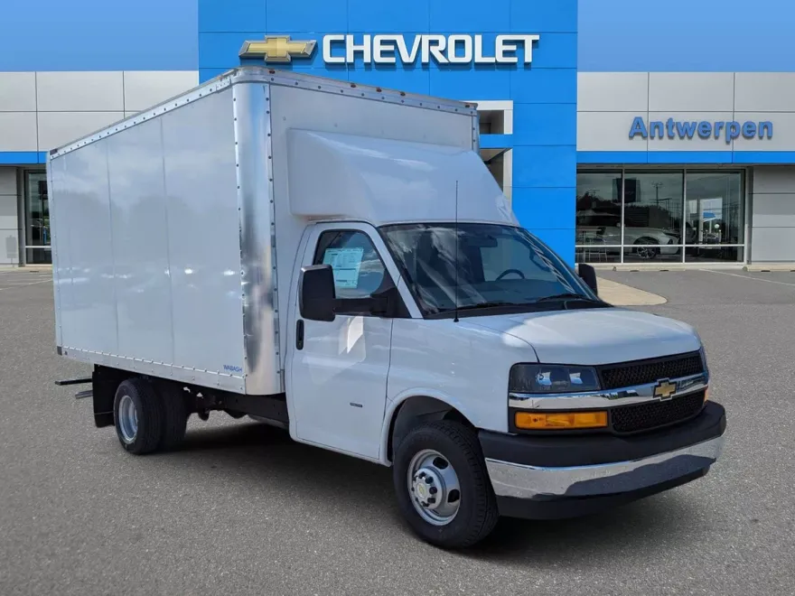 2023 Chevrolet Express Cutaway 3500 photo 1