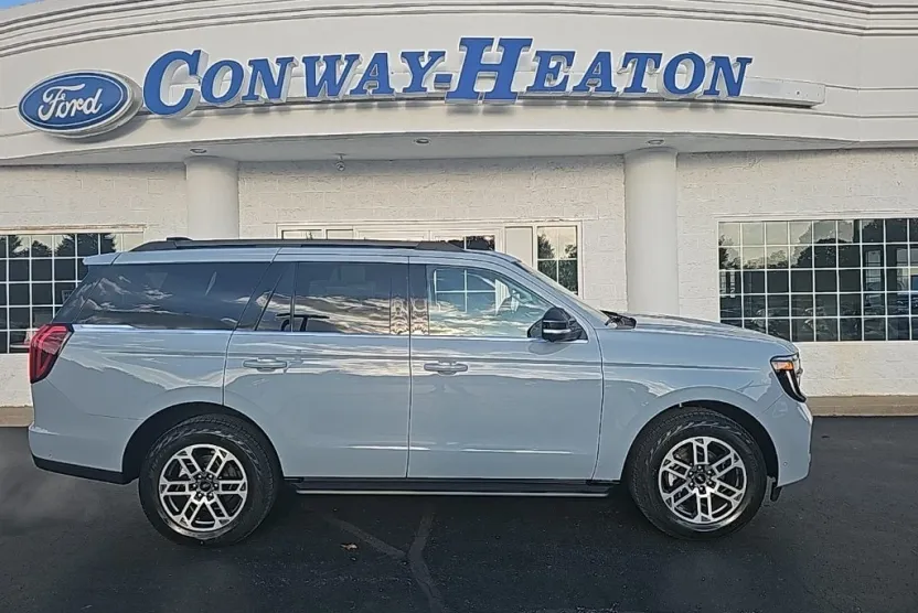 2025 Ford Expedition photo 1