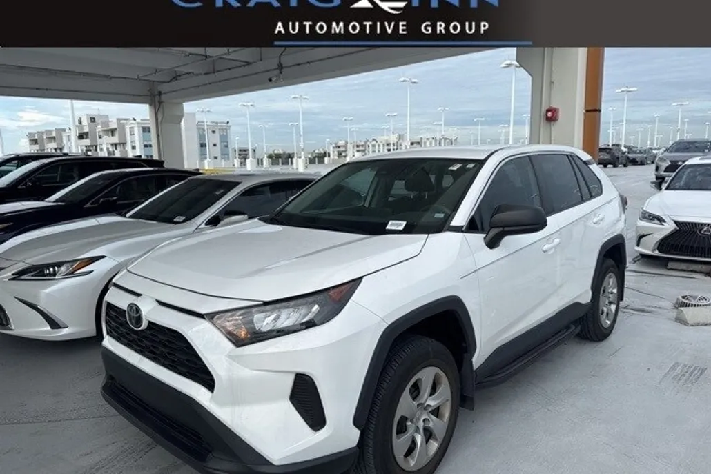 2022 Toyota RAV4 LE photo 1