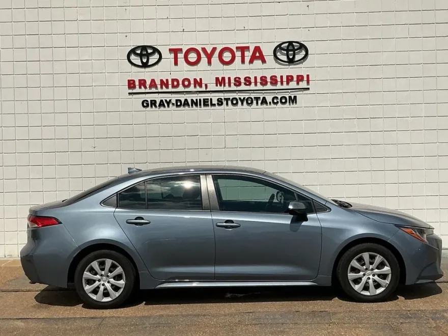 2022 Toyota Corolla LE photo 1
