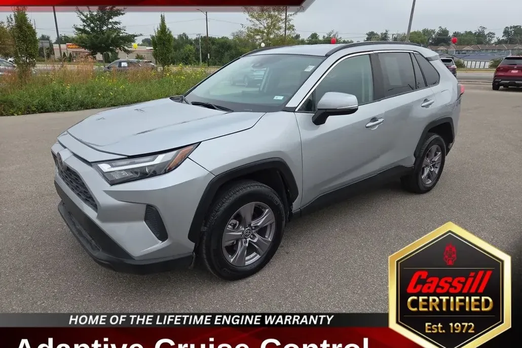 2022 Toyota RAV4 XLE photo 1