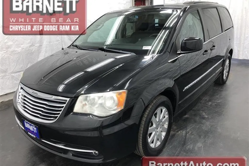 2014 Chrysler Town & Country Touring photo 1
