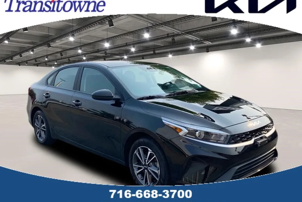 2023 Kia Forte LXS photo 1