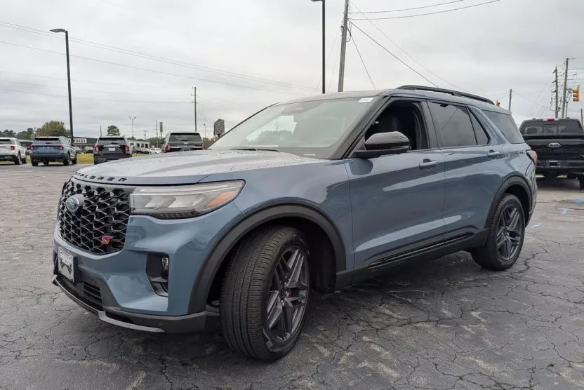 2025 Ford Explorer ST photo 1