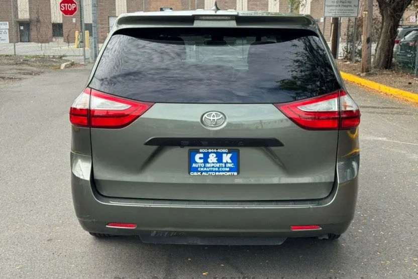 2019 Toyota Sienna L photo 1