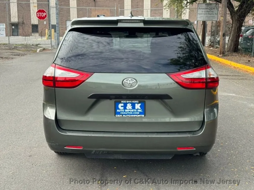 2019 Toyota Sienna L photo 1