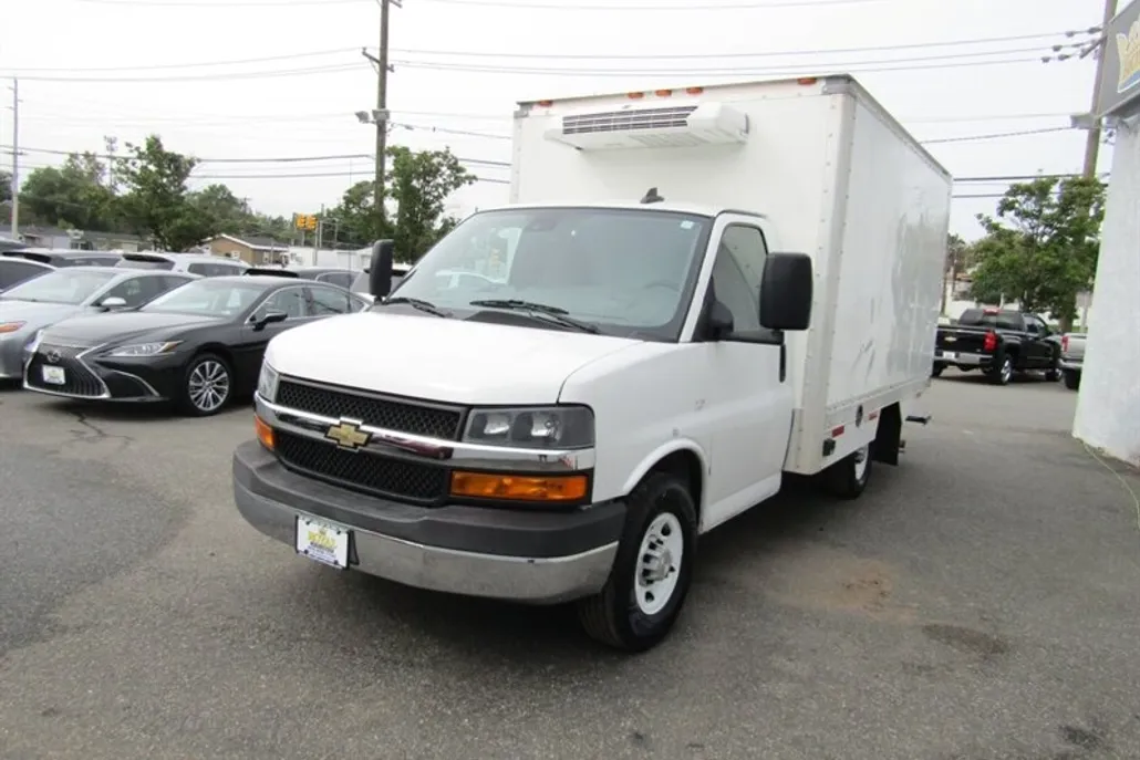 2023 Chevrolet Express 3500 Cutaway photo 1