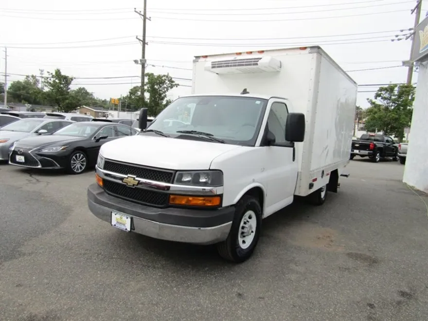 2023 Chevrolet Express 3500 Cutaway photo 1