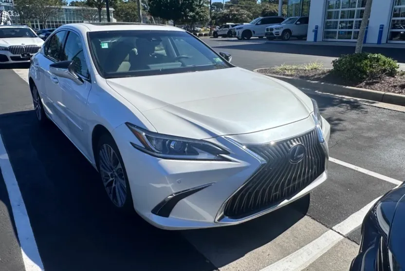2021 Lexus ES 300h photo 1