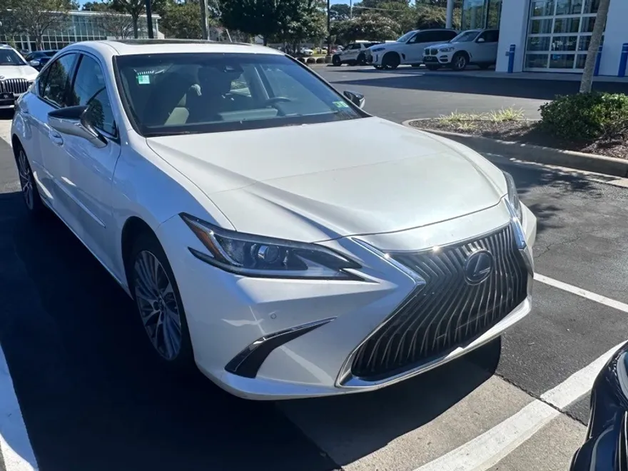 2021 Lexus ES 300h photo 1