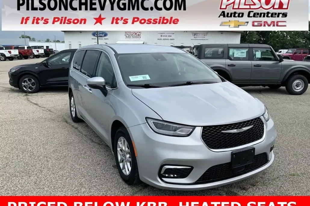 2023 Chrysler Pacifica Touring L photo 1