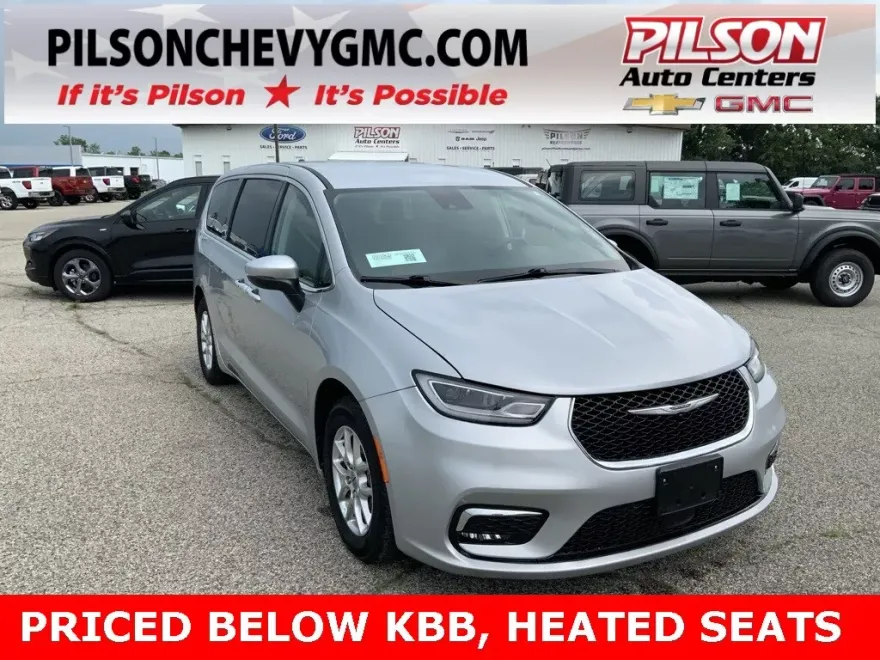 2023 Chrysler Pacifica Touring L photo 1