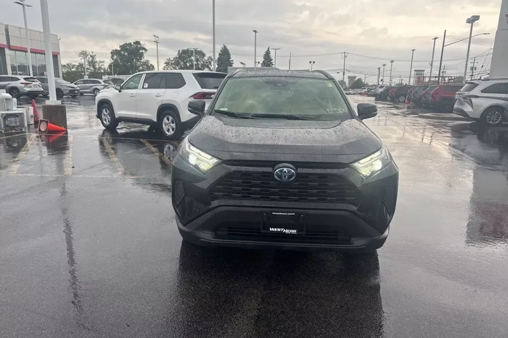 2022 Toyota RAV4 Hybrid XLE photo 1