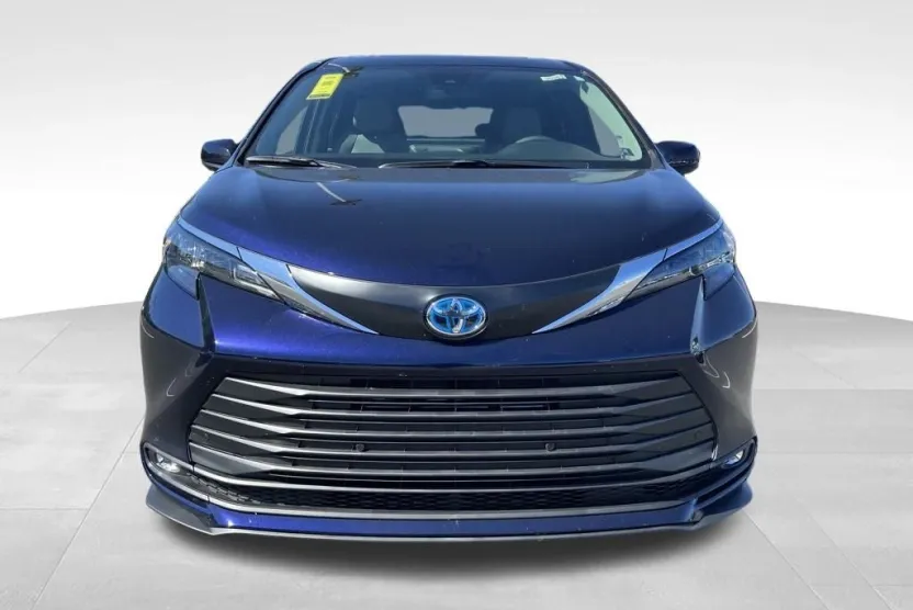 2025 Toyota Sienna XLE photo 1
