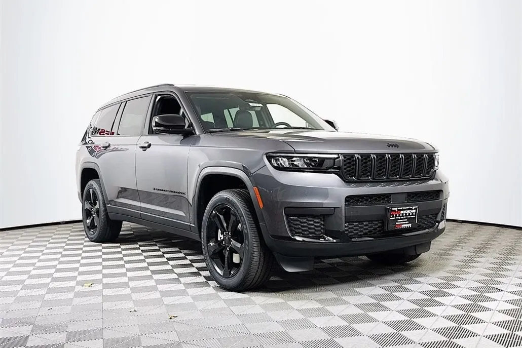 2025 Jeep Grand Cherokee Sport photo 1