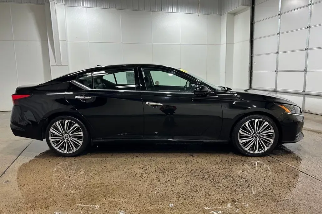 2023 Nissan Altima 2.5 SL photo 1