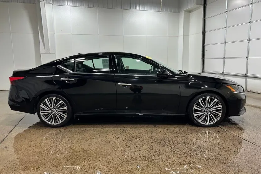 2023 Nissan Altima 2.5 SL photo 1