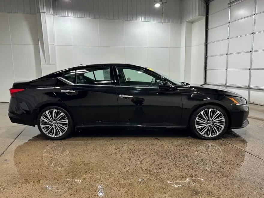 2023 Nissan Altima 2.5 SL photo 1