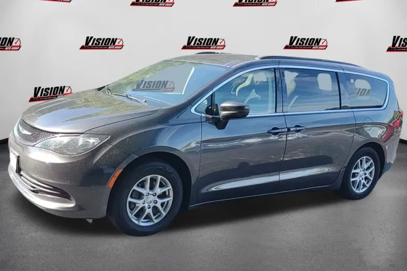 2020 Chrysler Voyager LXi photo 1