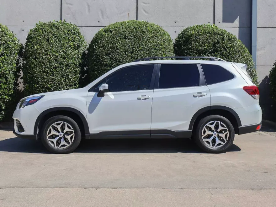 2022 Subaru Forester Premium photo 1