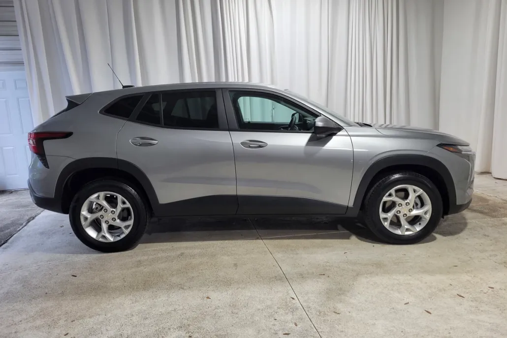 2024 Chevrolet Trax LS photo 1