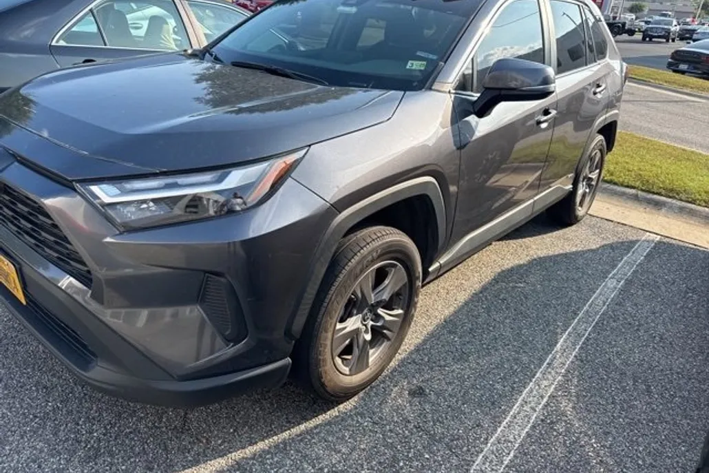 2024 Toyota RAV4 Hybrid XLE photo 1
