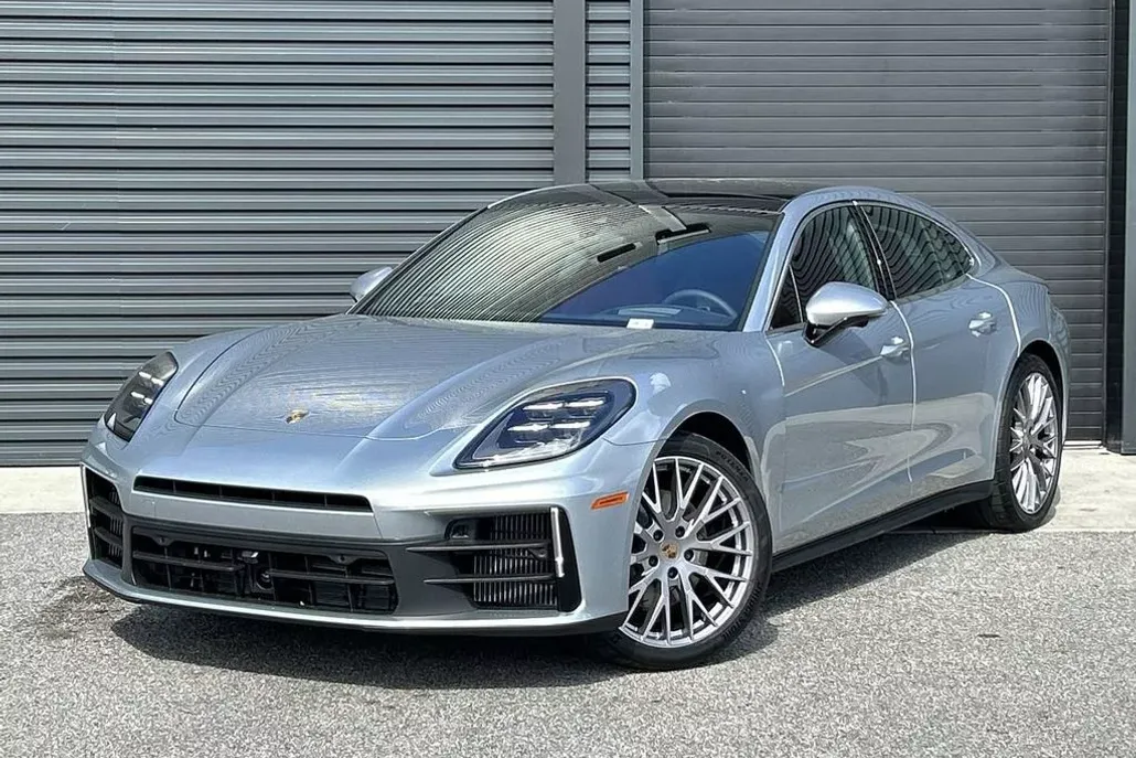 2025 Porsche Panamera 4 photo 1