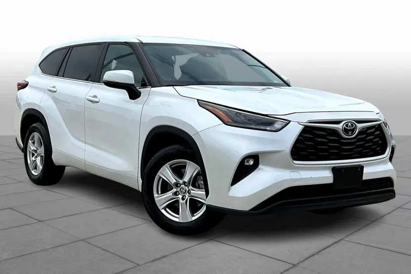 2023 Toyota Highlander LE photo 1