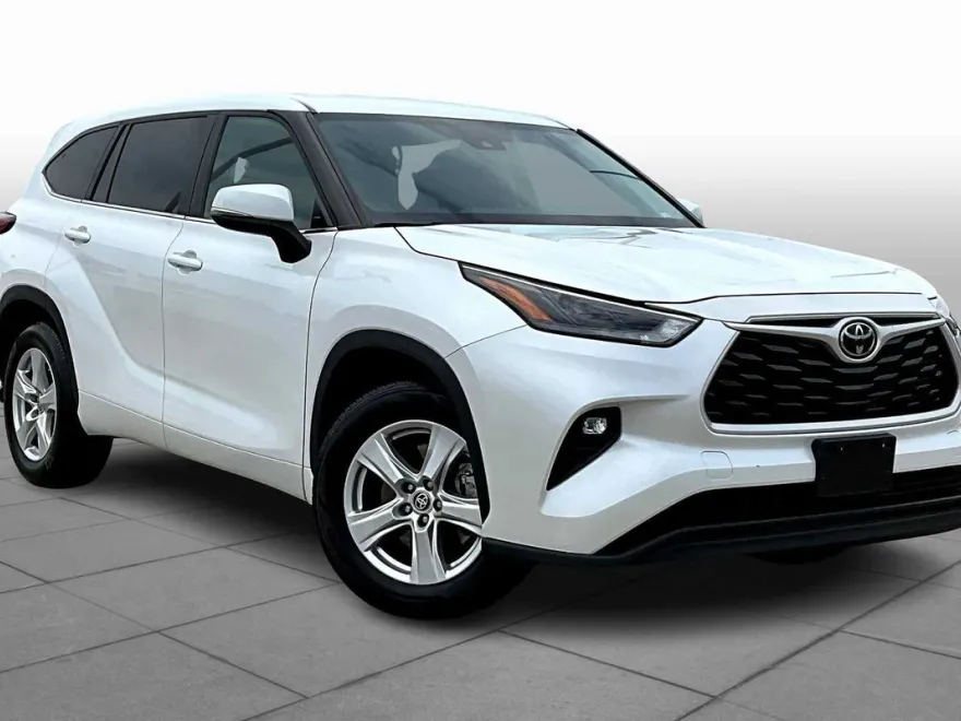 2023 Toyota Highlander LE photo 1