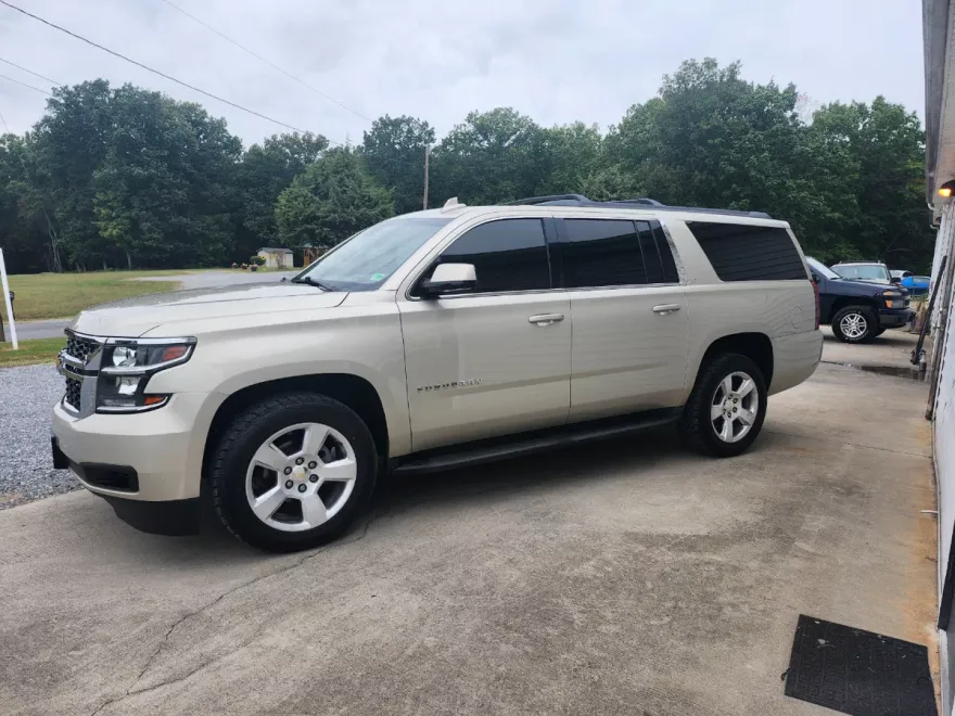 2015 Chevrolet Suburban LT photo 1