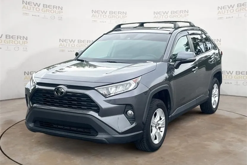 2021 Toyota RAV4 XLE photo 1