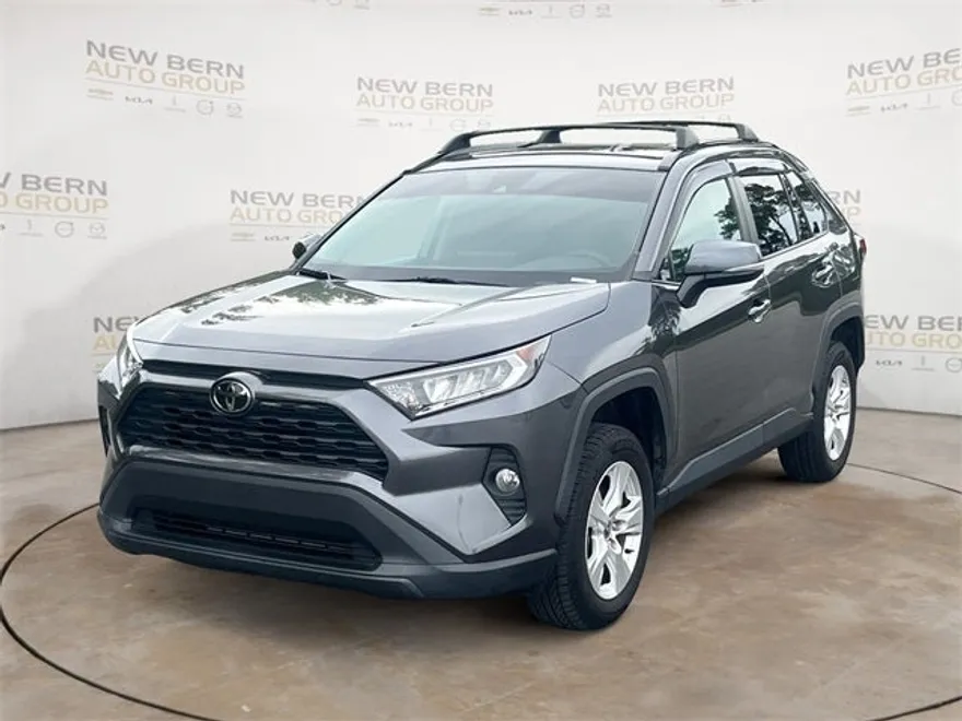2021 Toyota RAV4 XLE photo 1