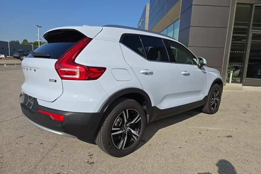 2025 Volvo XC40 Core photo 1