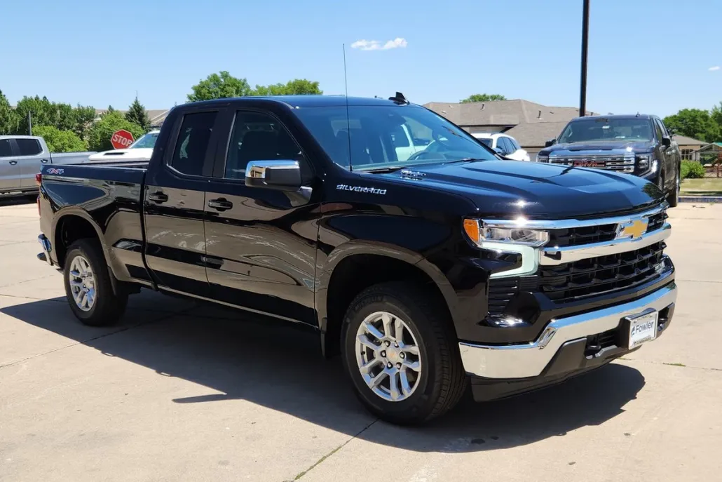 2025 Chevrolet Silverado 1500 LT photo 1