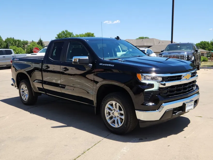 2025 Chevrolet Silverado 1500 LT photo 1
