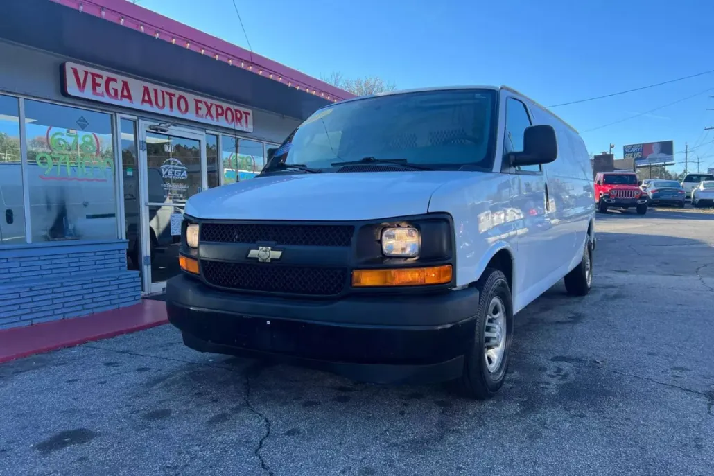 2017 Chevrolet Express 3500 Cargo Van photo 1
