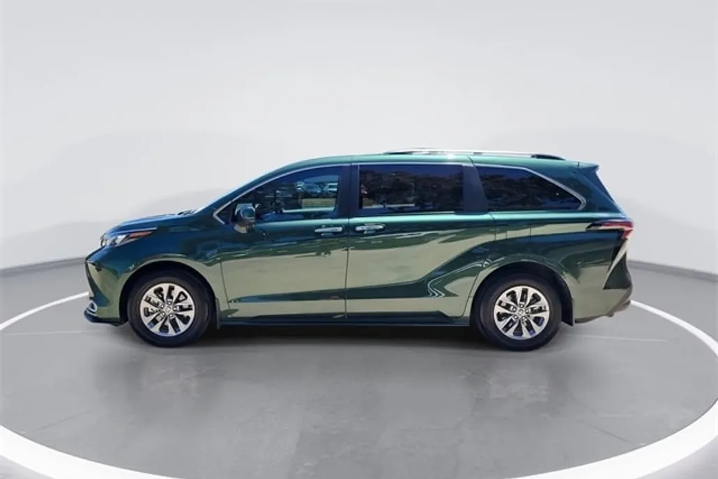 2024 Toyota Sienna XLE photo 1