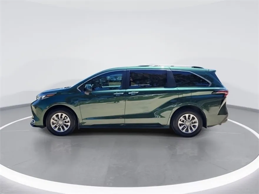 2024 Toyota Sienna XLE photo 1