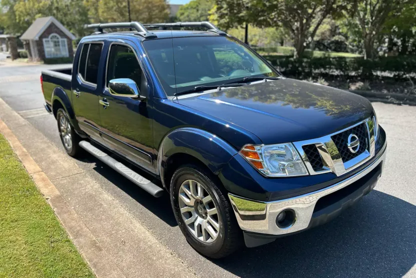 2009 Nissan Frontier Crew Cab LE photo 1