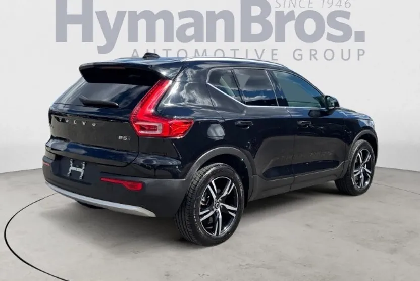 2025 Volvo XC40 Core photo 1