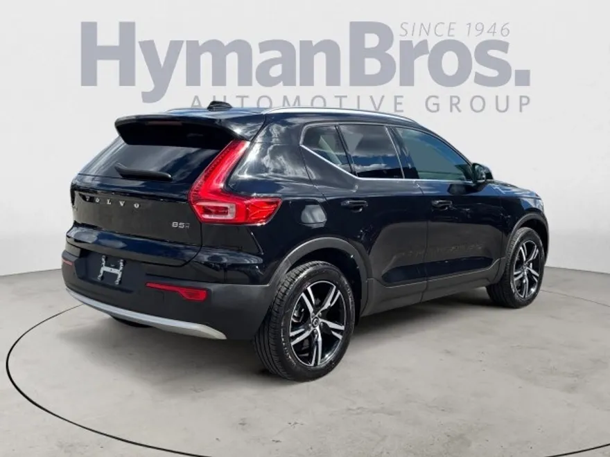 2025 Volvo XC40 Core photo 1