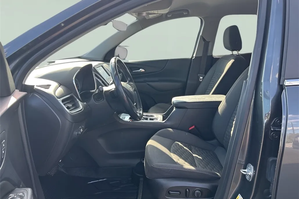 2021 Chevrolet Equinox LT photo 1