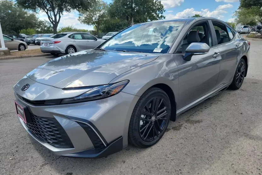 2026 Toyota Camry SE photo 1