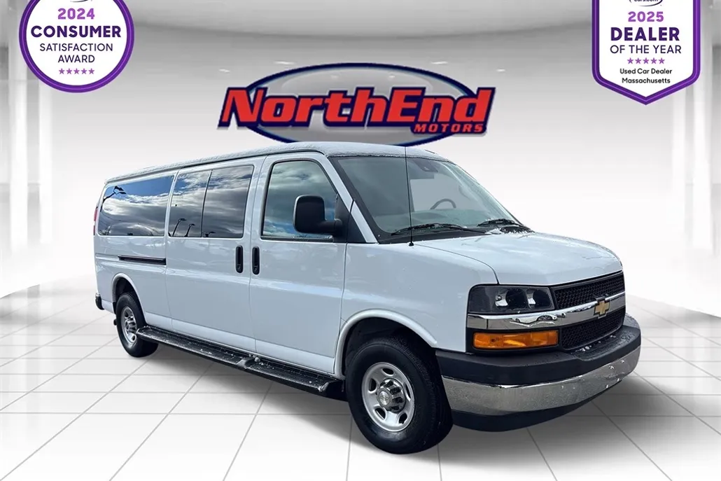 2022 Chevrolet Express Passenger LT photo 1