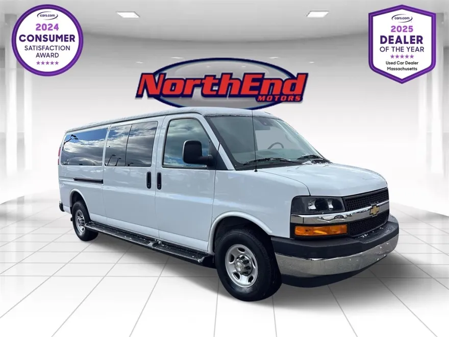 2022 Chevrolet Express Passenger LT photo 1