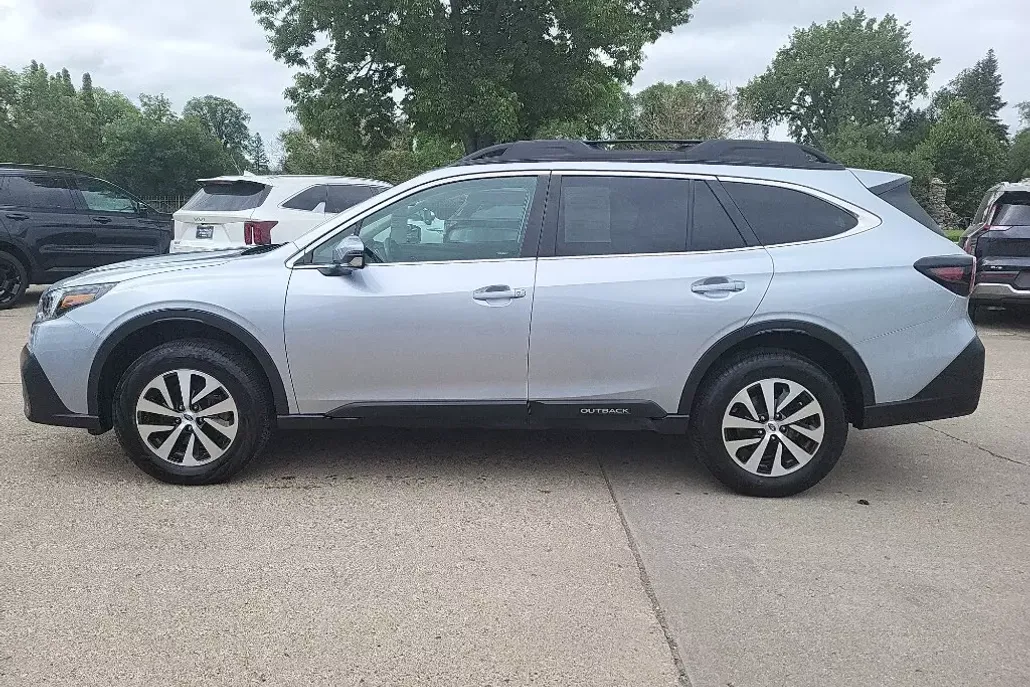 2022 Subaru Outback Premium photo 1
