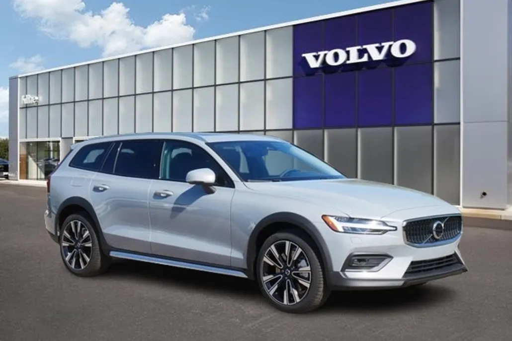 2025 Volvo V60 Cross Country B5 photo 1