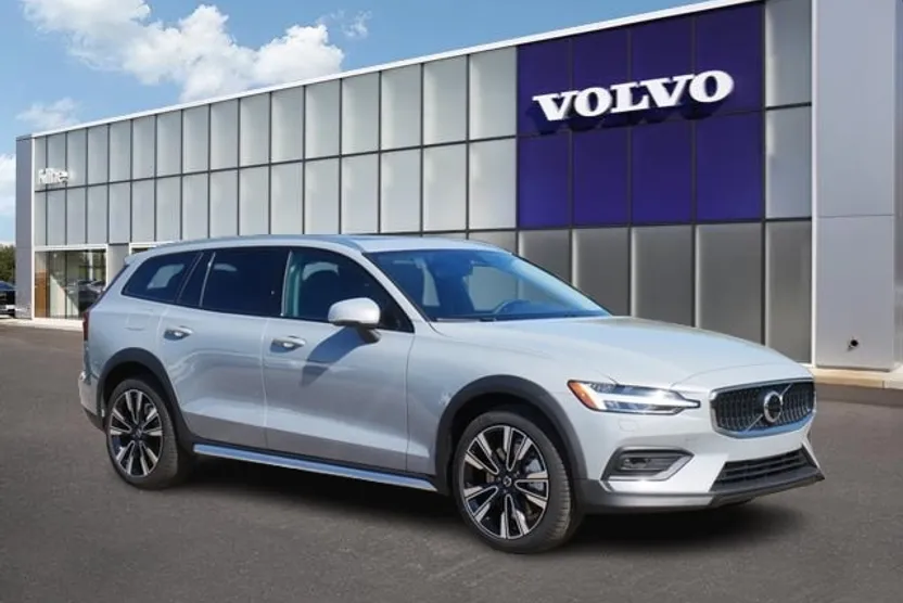 2025 Volvo V60 Cross Country B5 photo 1